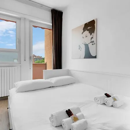 Apartment Design And Concerts- Cozy *