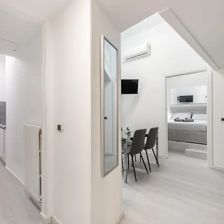 White - Duomo - 6 Posti * Milano