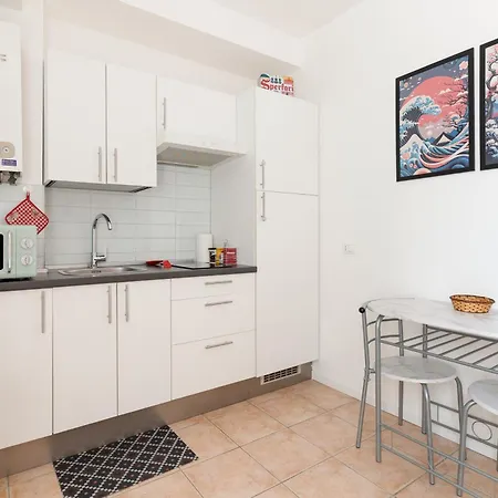 Guesthost - Step Into - Tortona District