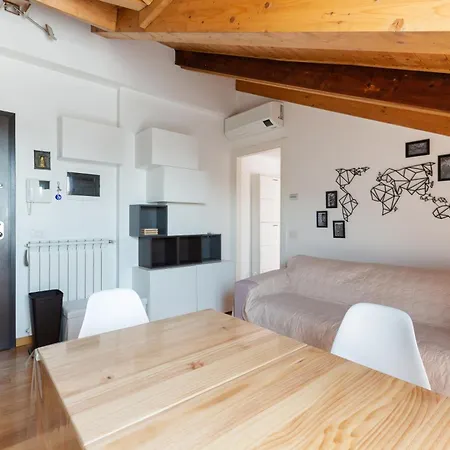 Apartment Guesthost- Lambrate Cosy Balcony Milan