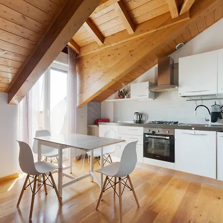 Guesthost- Lambrate Cosy Balcony Apartment Milan