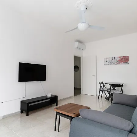 Guesthost - Cimiano M2 Cosy Apartment