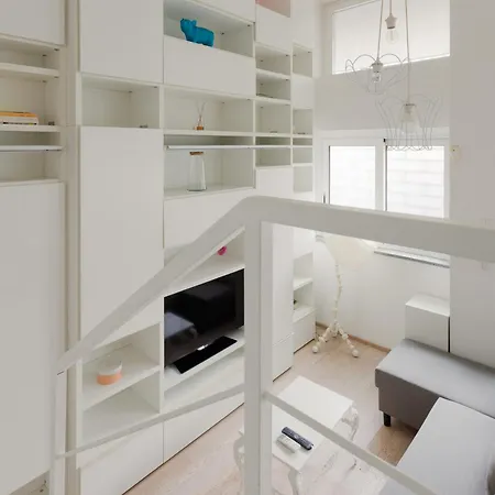 Guesthost - Cosy On 2 Levels! דירה