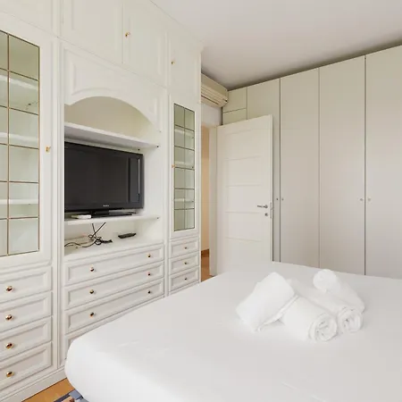 Guesthost- Universita Bocconi Terrace Апартаменты *