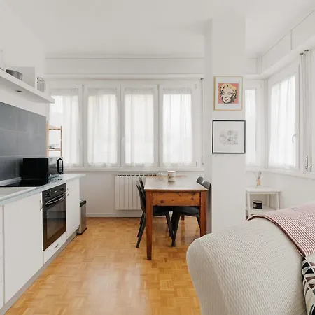 Guesthost - Bright With Parking *