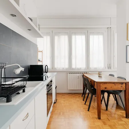 Guesthost - Bright With Parking