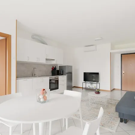 Guesthost - Bright With Garden