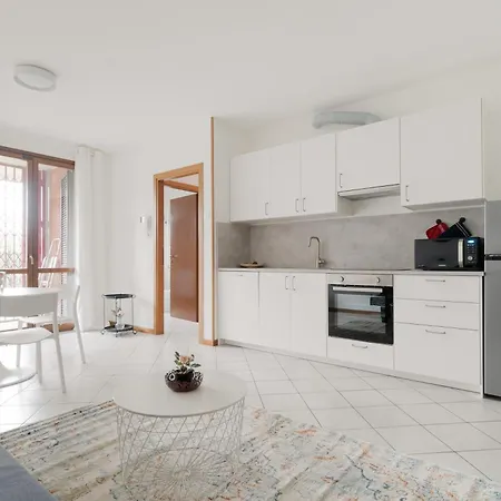 Guesthost - Bright With Garden