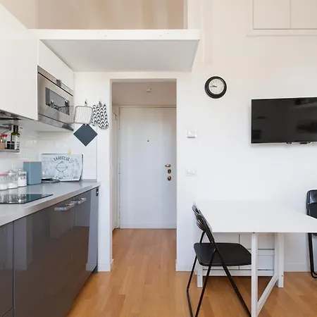 Guesthost - Mm Tolstoj - * Milán