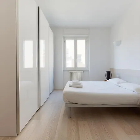 Guesthost - Navigli Modern With Balcony Милан