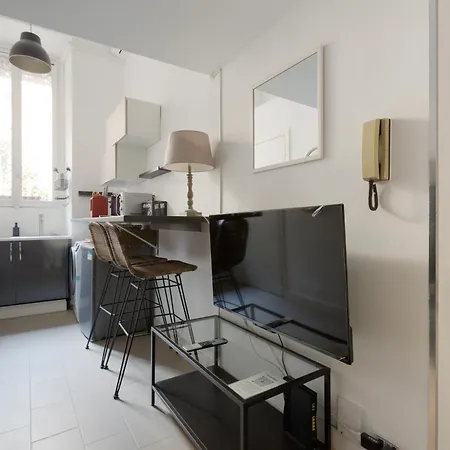 Guesthost - Cosy In The Heart Of Milánó