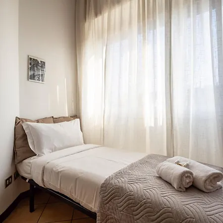 Guesthost - Naviglio Pavese Comfortable With Balcony! * Milán