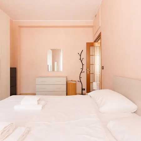 Guesthost - With Balcony- M3 Maciachini Апартаменты *