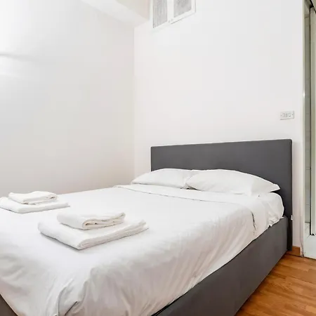 Guesthost - Brera Escape! Exclusive Roomy Flat Milão