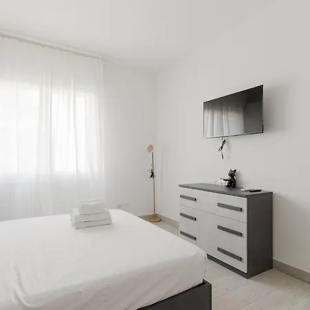 Guesthost - Piazza Tripoli Bright Apartmán Milán
