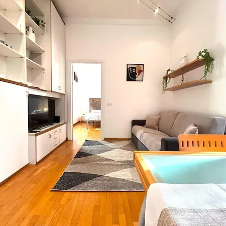 Urban Perspective - 250 Meters From The Metro Appartamento *