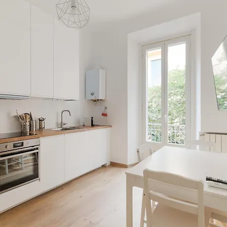 Stazione Luminoso Bilocale Con Balcone * Milano