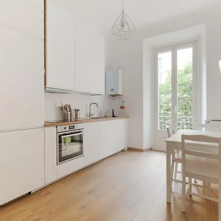 Stazione Luminoso Bilocale Con Balcone Appartement