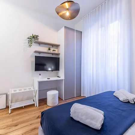 Porta Venezia Bilocale Moderno Апартаменты *