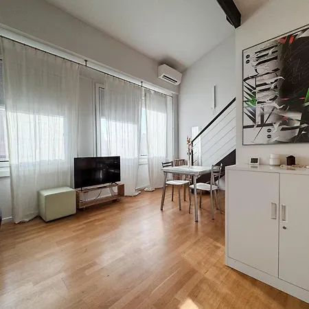 Lumiere Industrial Loft, Yellow Line - Mediolan