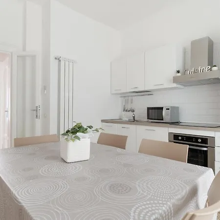 Guesthost - Mm4 Tricolore Charming