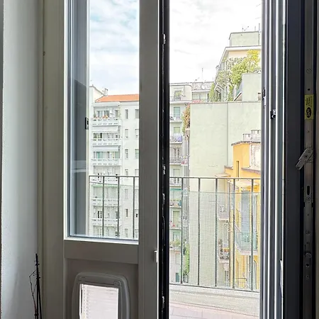 דירה Sant'agostino Large & Elegant Apartment, מילאנו