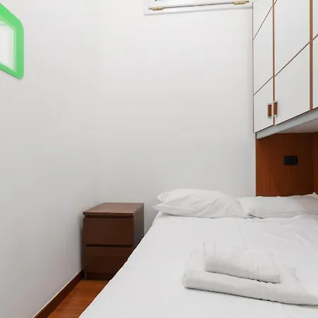Guesthost - Comfy 500 Mt From Mm Loreto Appartamento