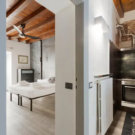Guesthost - Stylish Industrial Flat Near Navigli Apartman Milánó