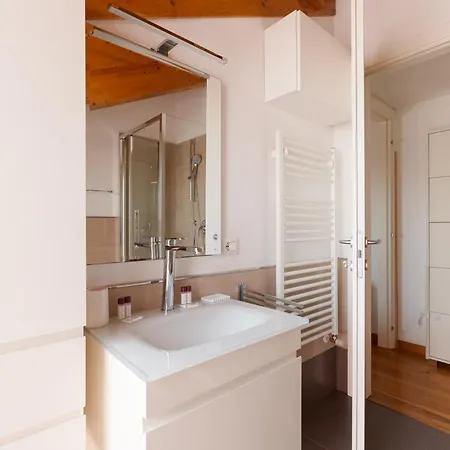 Guesthost- Lambrate Cosy Balcony Apartment Milan