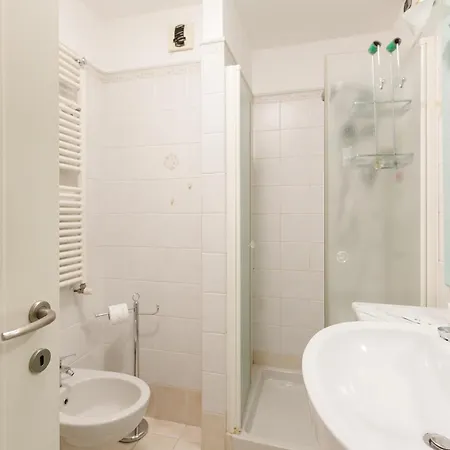 Guesthost- Universita Bocconi Terrace * Милан