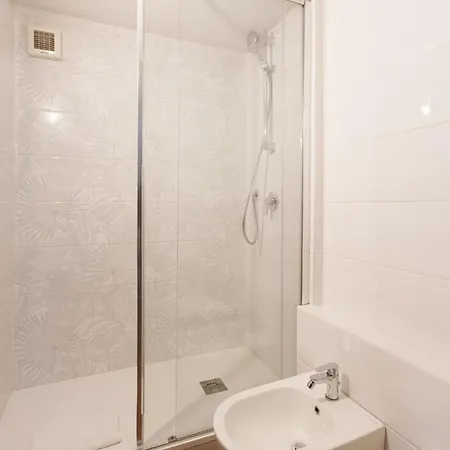 Guesthost - M5 Istria & Marche Roomy Lofted Milano