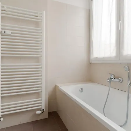 Guesthost - Bright With Parking Appartement Milan