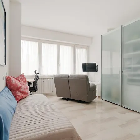 Guesthost - Bright With Parking Milan