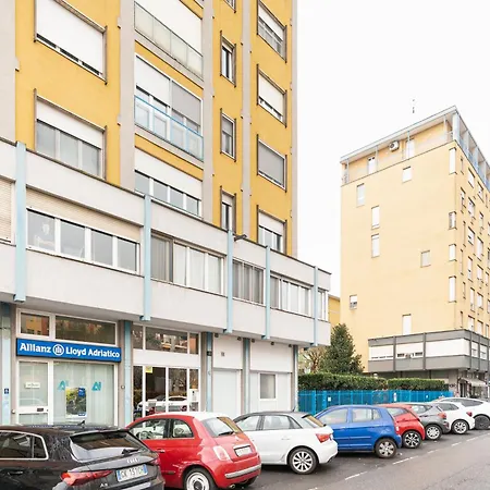 Guesthost - Bright With Parking *