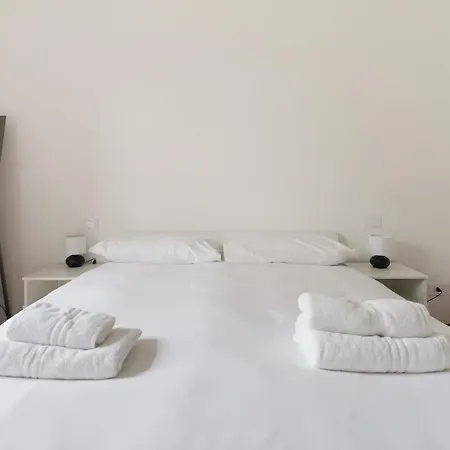 Guesthost - Bright With Garden