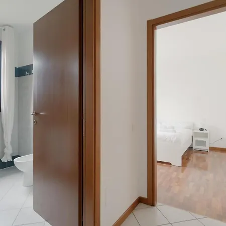 Guesthost - Bright With Garden Milano