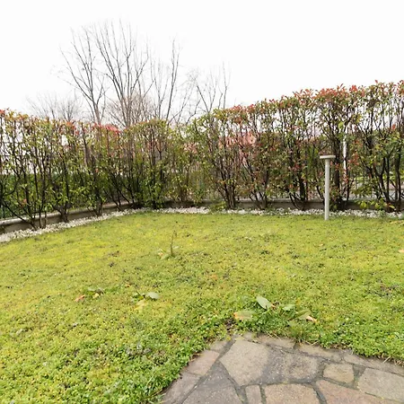 Guesthost - Bright With Garden *