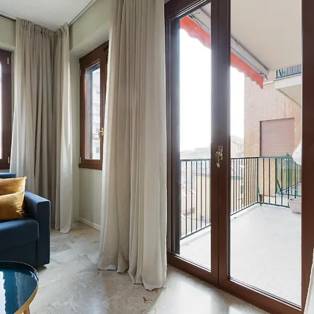 Guesthost - Naba Elegant & Spacious With 3 Balconies Milan