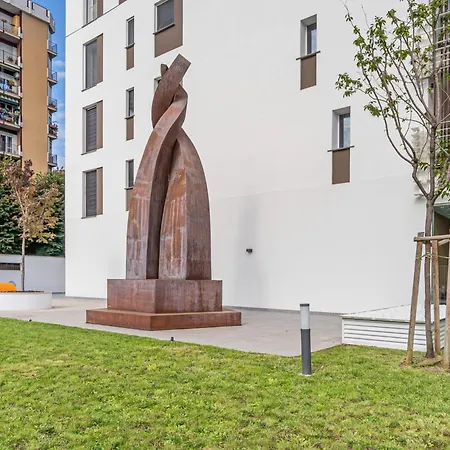 Guesthost - Brand New Renovated Terrace