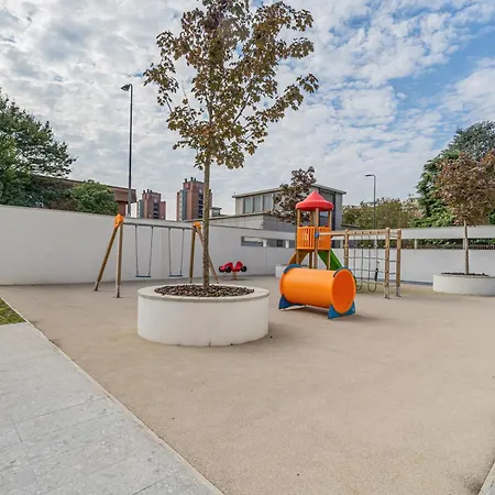 Guesthost - Brand New Renovated Terrace Apartment *