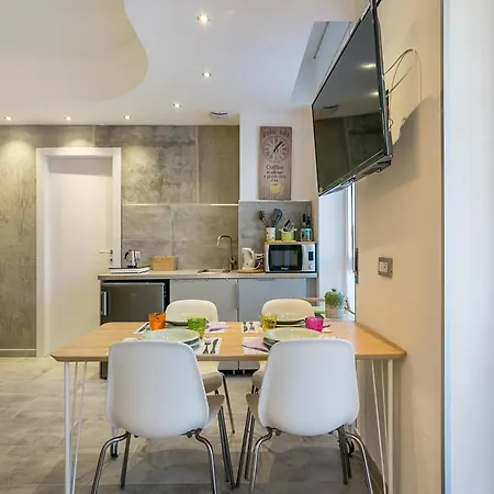 Joivy Modern With Balcony Near *