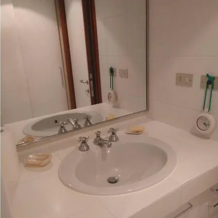 Habitación en casa particular Accogliente Stanza Privata Con Bagno In Zona Duomo, *