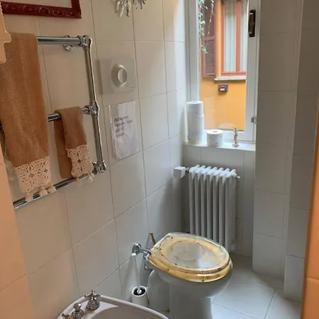 Habitación en casa particular Accogliente Stanza Privata Con Bagno In Zona Duomo,