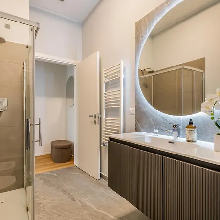 דירה Intrho Isola Luxury , Modern & Cozy