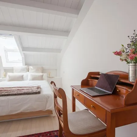 Newly Renovated Bright Penthouse *