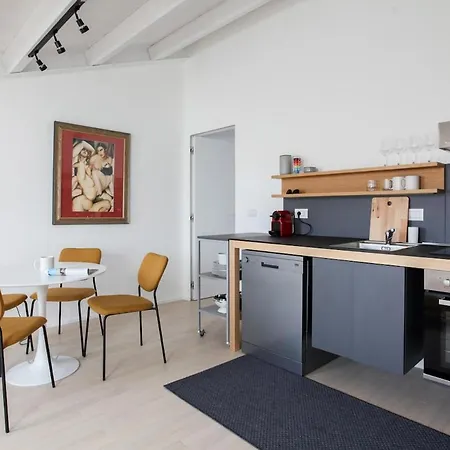 Newly Renovated Bright Penthouse *