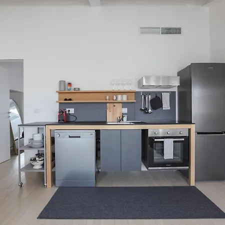 Newly Renovated Bright Penthouse