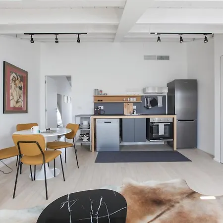 Newly Renovated Bright Penthouse *