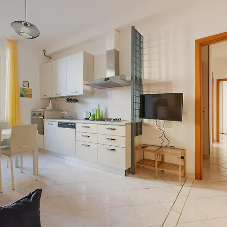 Guesthost - Yellow Charm - With Two Bedrooms In Milán