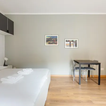 Guesthost - Bright With Balcony In Apartmán *